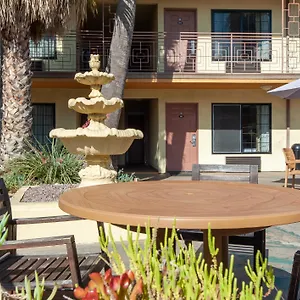Court Yard ** Studio City